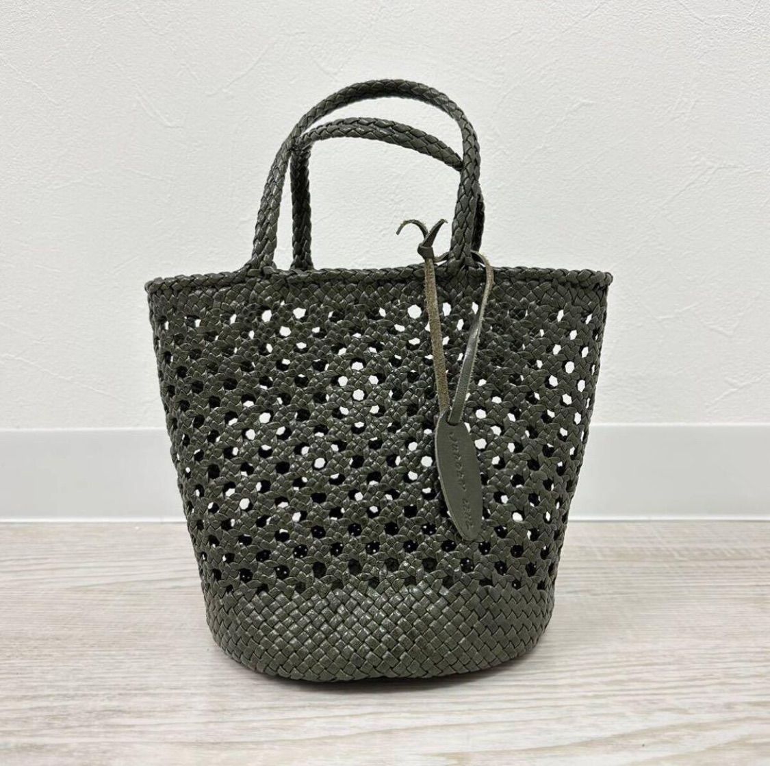 23 ss 2025 JURGEN LEHL ヨーガンレール ゴート メッシュ 変わり編み バッグ BAG 定価110.000円 底が丸い円筒形のバッグです