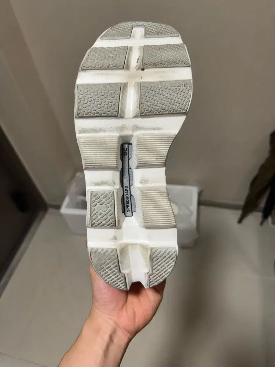 オン ランニングシューズ クラウドMONSTER 270