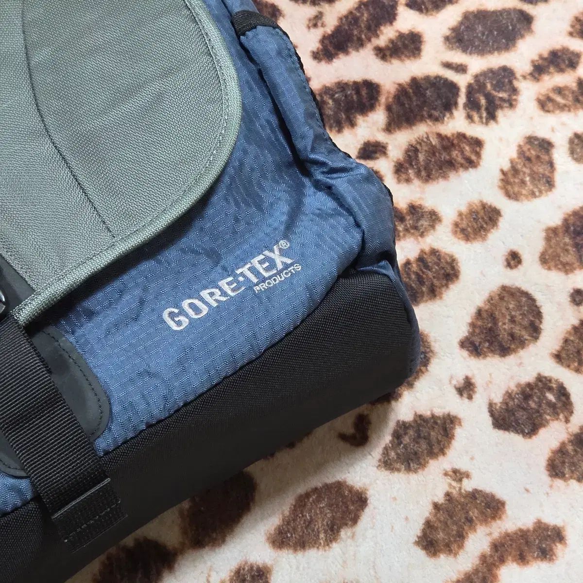 コロンビア GORE-TEX ゴープコア クロス メッセンジャーバッグ - メルカリ