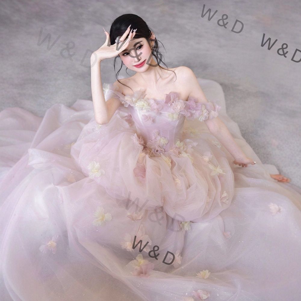 フレンチ 軽ウェディングドレス 2025 オフショルダー ミニ丈 シンプル 軽量 上品 新婦 身ごもり 挙式 フォトウェディング お出迎え 小柄 アウトドア フレンチエレガンスを纏った 軽やかで動きやすいミニ丈ウェディングドレス