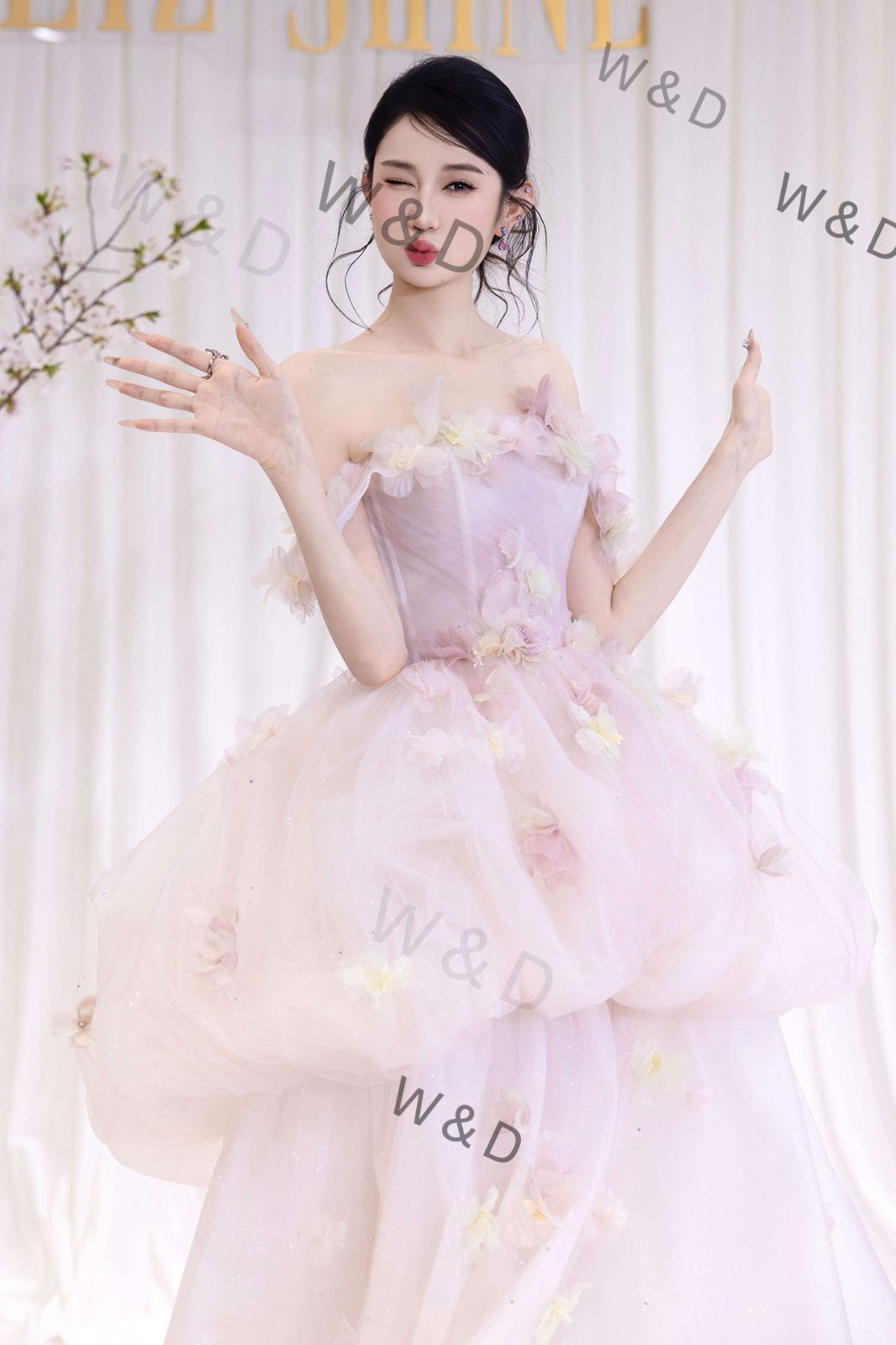 フレンチ 軽ウェディングドレス 2025 オフショルダー ミニ丈 シンプル 軽量 上品 新婦 身ごもり 挙式 フォトウェディング お出迎え 小柄 アウトドア フレンチエレガンスを纏った 軽やかで動きやすいミニ丈ウェディングドレス