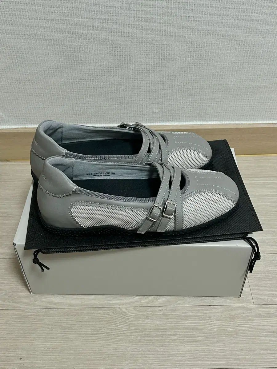 記号 Ping ベルト付き スニーカー 250