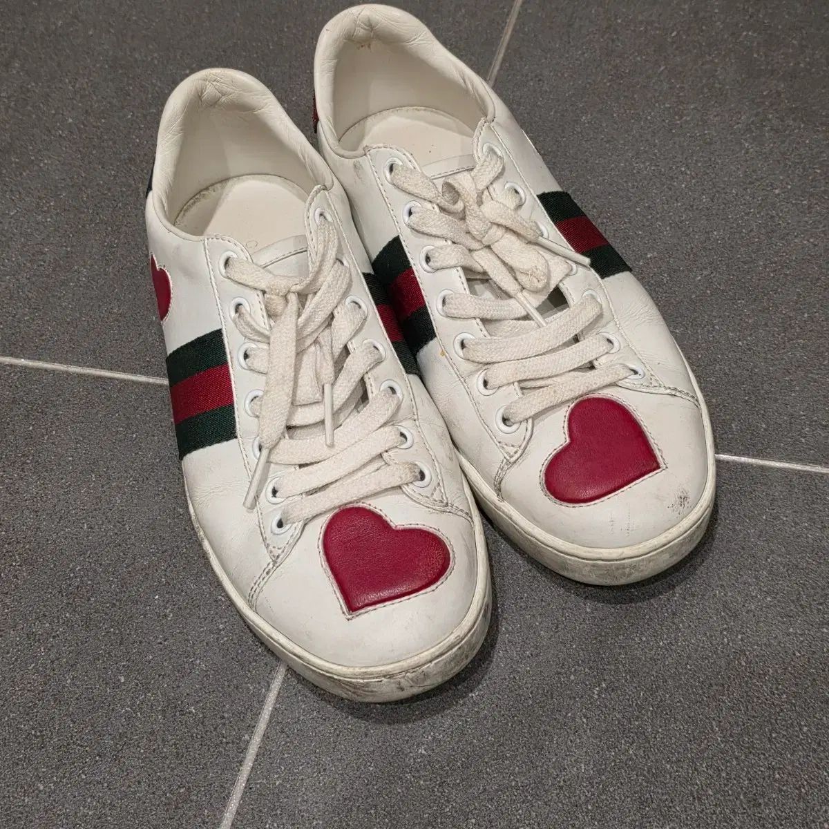 グッチ ハート スニーカー 白 レディースシューズ