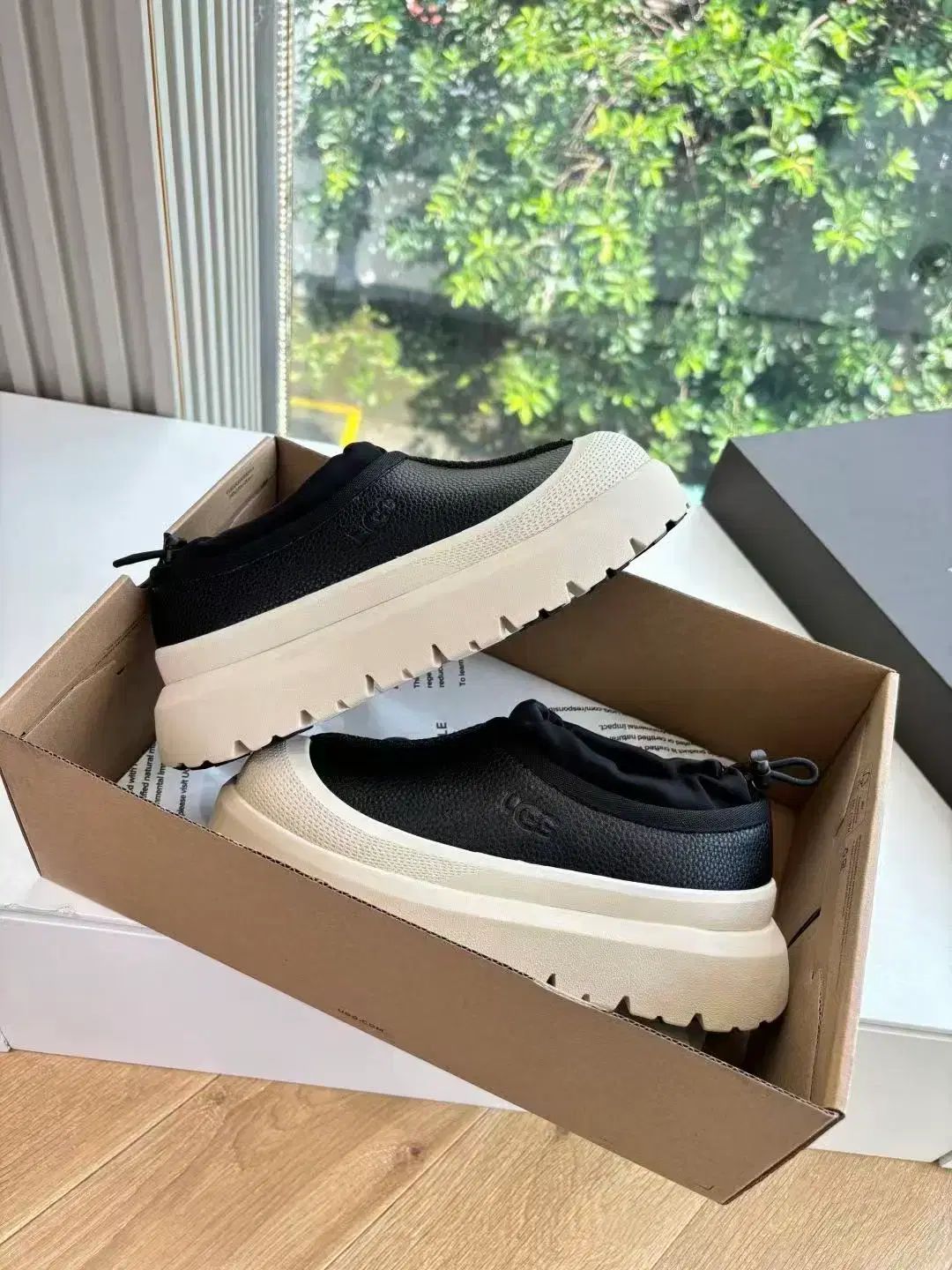 アグ タスマン ウェザー ハイブリッド ブラック 230 mm