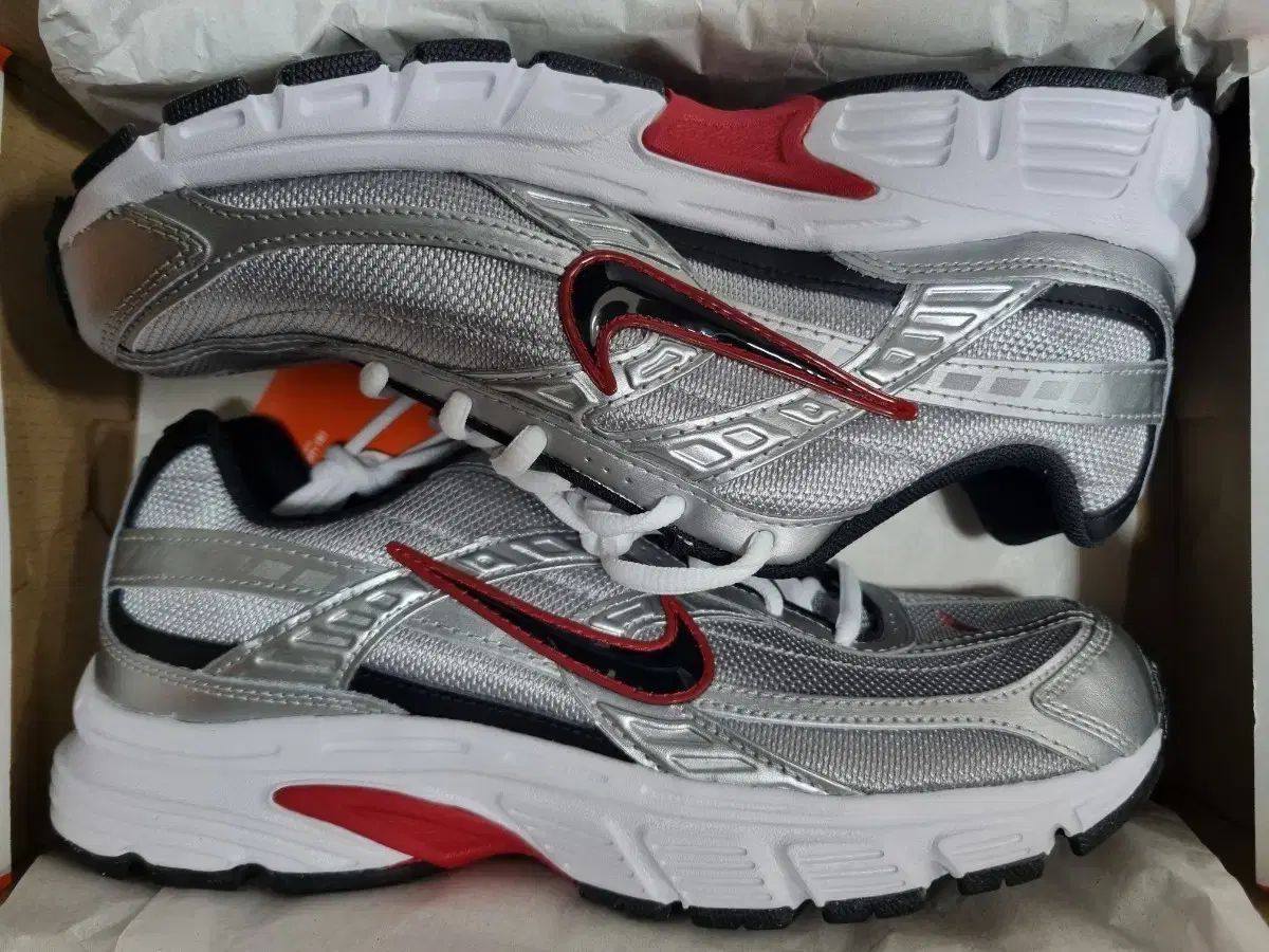 ナイキ イニシエーター メタリック シルバー レッド
