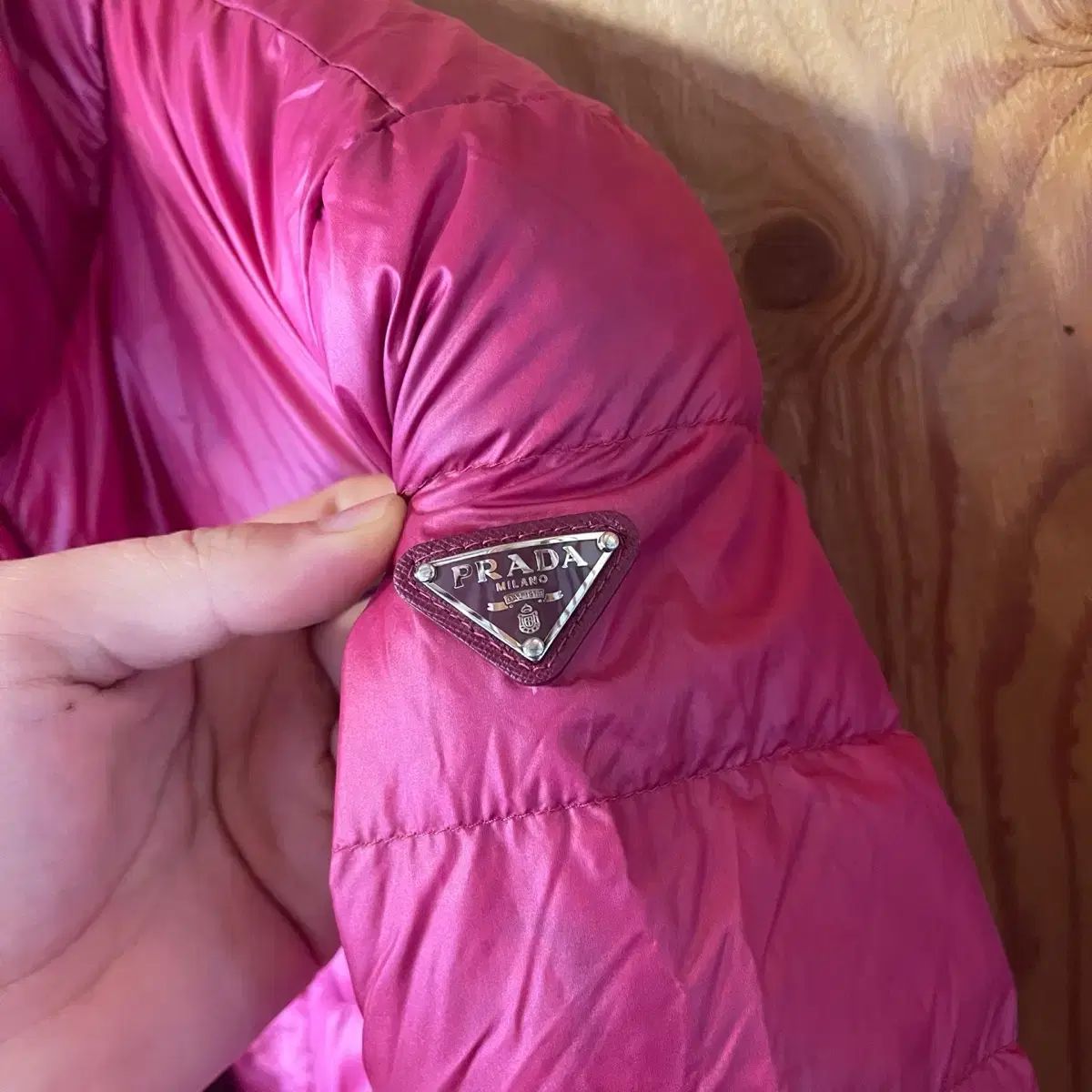 PRADA プラダ 三角ロゴ ダウン 出品 - メルカリ