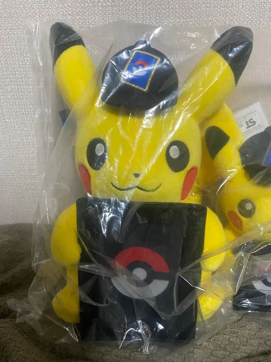 ポケモン ピカチュウ ぬいぐるみ 中型 キーホルダー 2種 セット トレカケース