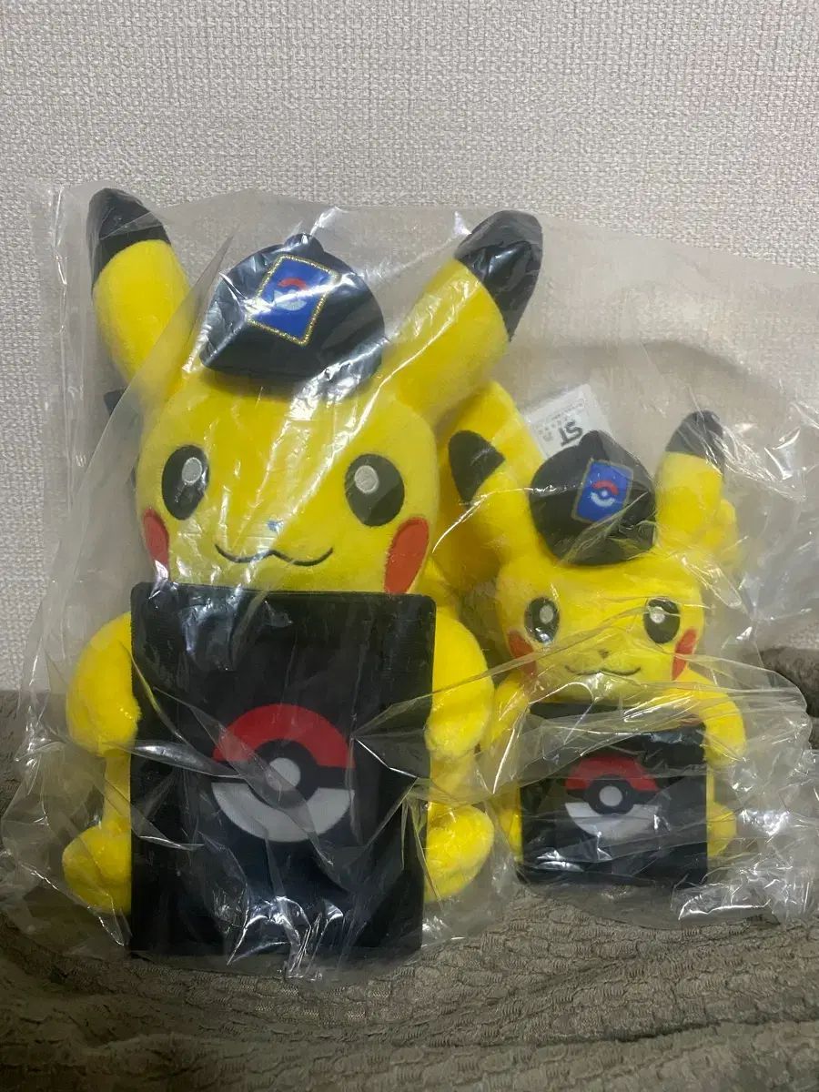 ポケモン ピカチュウ ぬいぐるみ 中型 キーホルダー 2種 セット トレカケース