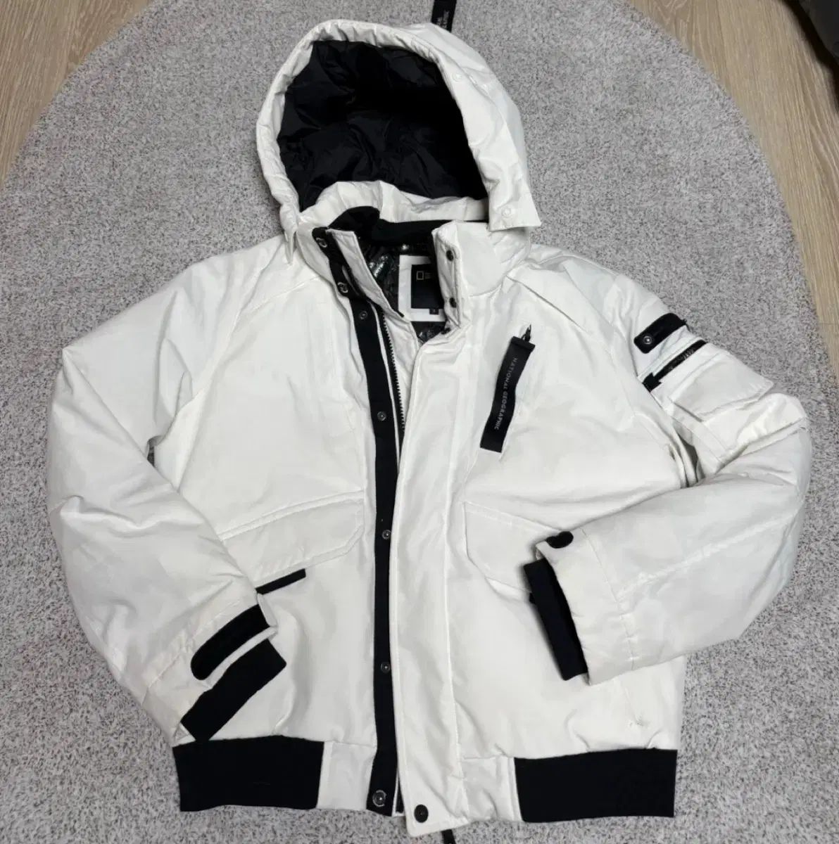 【新品】NATIONAL GEOGRAPHIC ホワイト ダウンジャケット 最新 ナショナルジオグラフィック 白 フード ダウン アウター ダウン