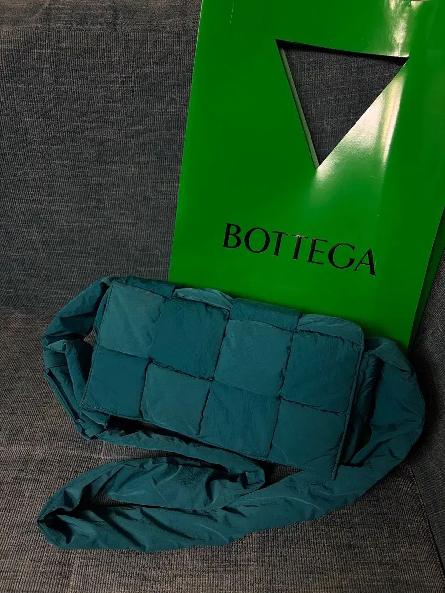ボッテガ ヴェネタ 2 x 4 ダウンバッグ