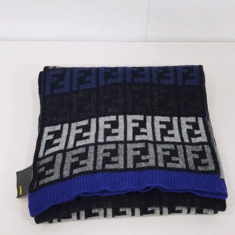 フェンディ（ Fロゴ ）リバーシブル　マフラー フェンディ リバーシブル FF マフラー - メルカリ