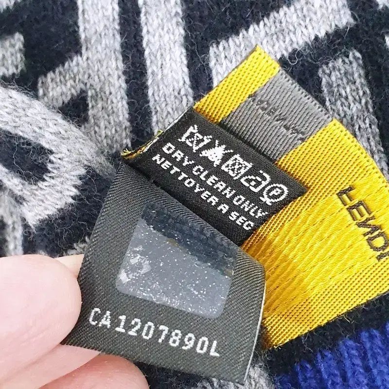 フェンディ リバーシブル FF マフラー - メルカリ