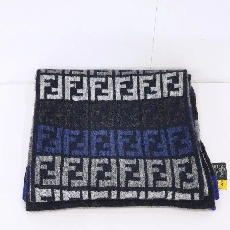 フェンディ リバーシブル FF マフラー - メルカリ