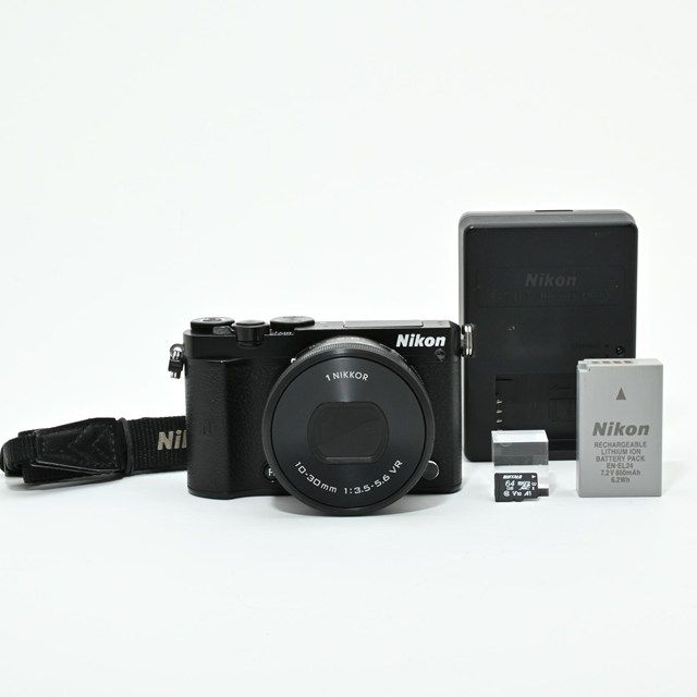 Nikon 1 J 5 ブラック 標準パワーズームレンズキット シャッター3 の低使用 動作良好 64 GB microSD付き ボディ レンズ 小欠けありの良コンディション