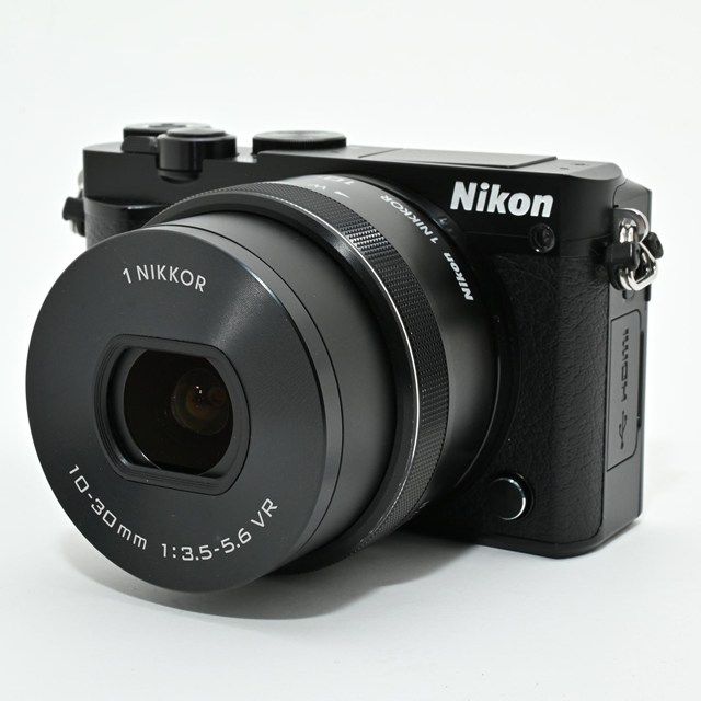 Nikon 1 J 5 ブラック 標準パワーズームレンズキット シャッター3 の低使用 動作良好 64 GB microSD付き ボディ レンズ 小欠けありの良コンディション