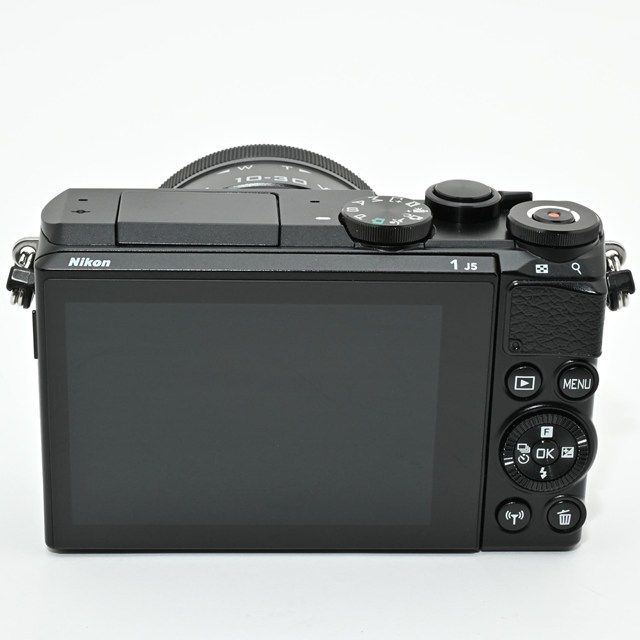  Nikon 1 J 5 ブラック 標準パワーズームレンズキット シャッター3 の低使用 動作良好 64 GB microSD付き ボディ レンズ 小欠けありの良コンディション ミラーレス一眼 デジタルカメラ