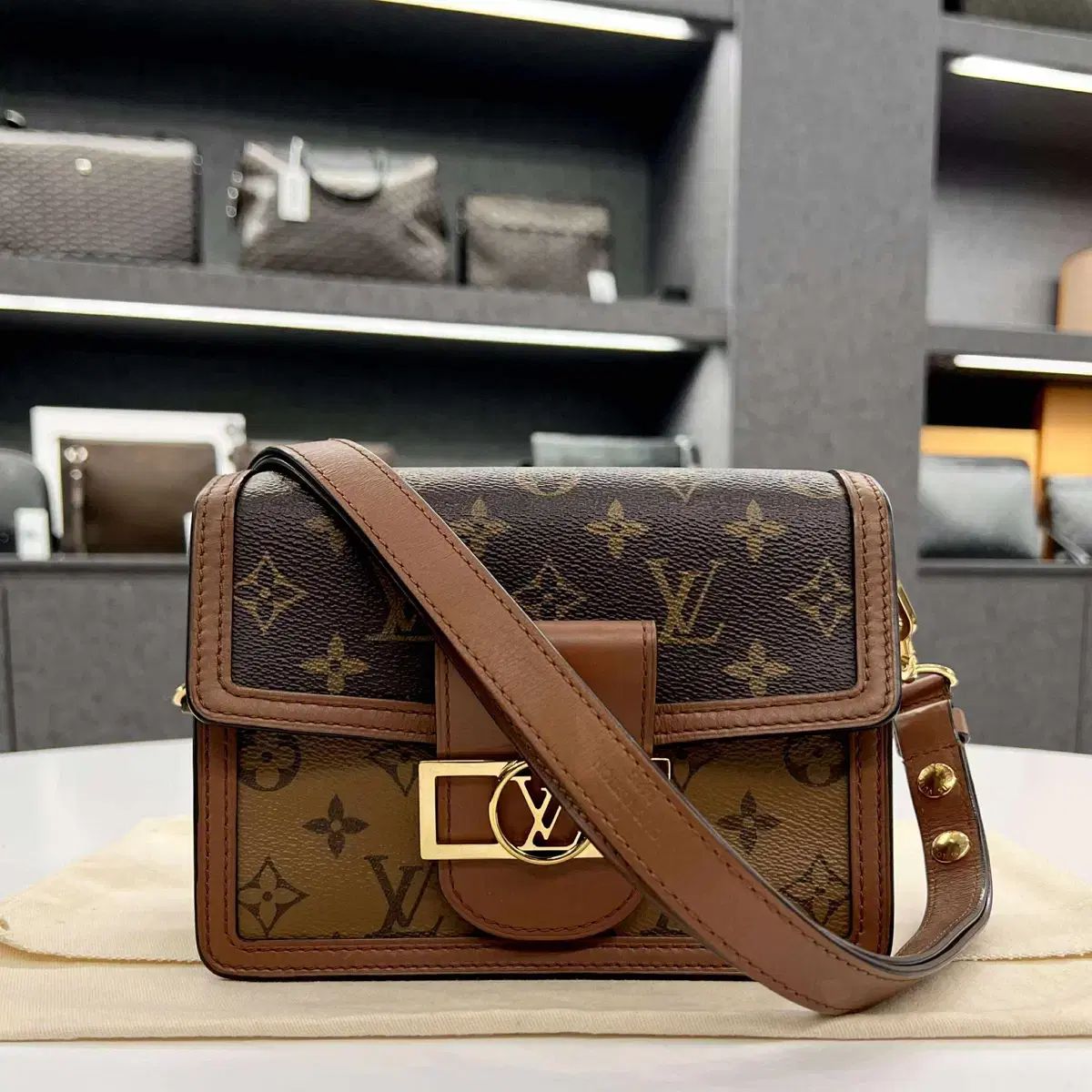 ミニサイズ Louis Vuitton ドーフィン モノグラム リバース ショルダーバッグ クロスバッグ