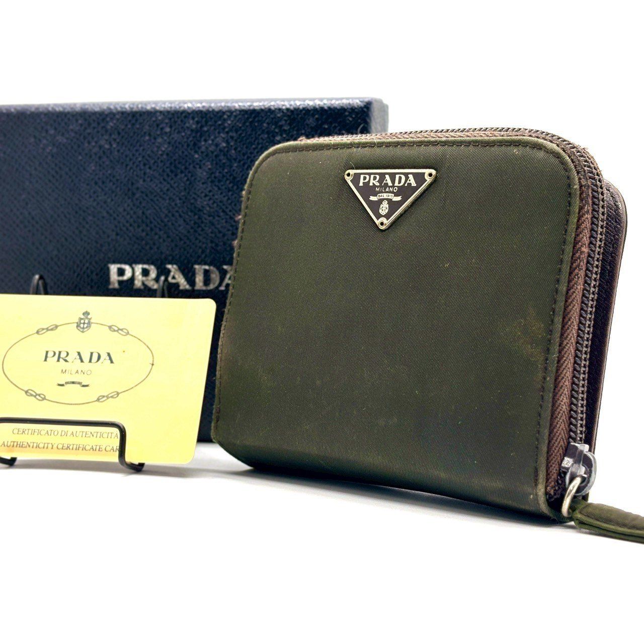 大人の渋みに寄り添う PRADA プラダ 二つ折り財布 ラウンドファスナー 三角ロゴ テスートナイロン サフィアーノレザー M 521 カーキ