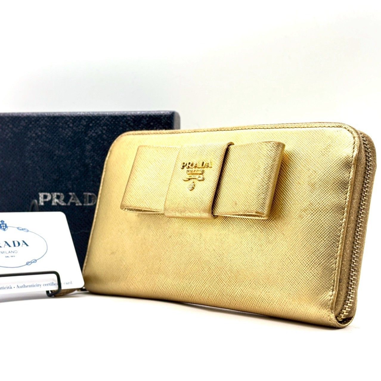 優雅に灯る、光のフィオッコ✨ PRADA プラダ 長財布 サフィアーノ 
