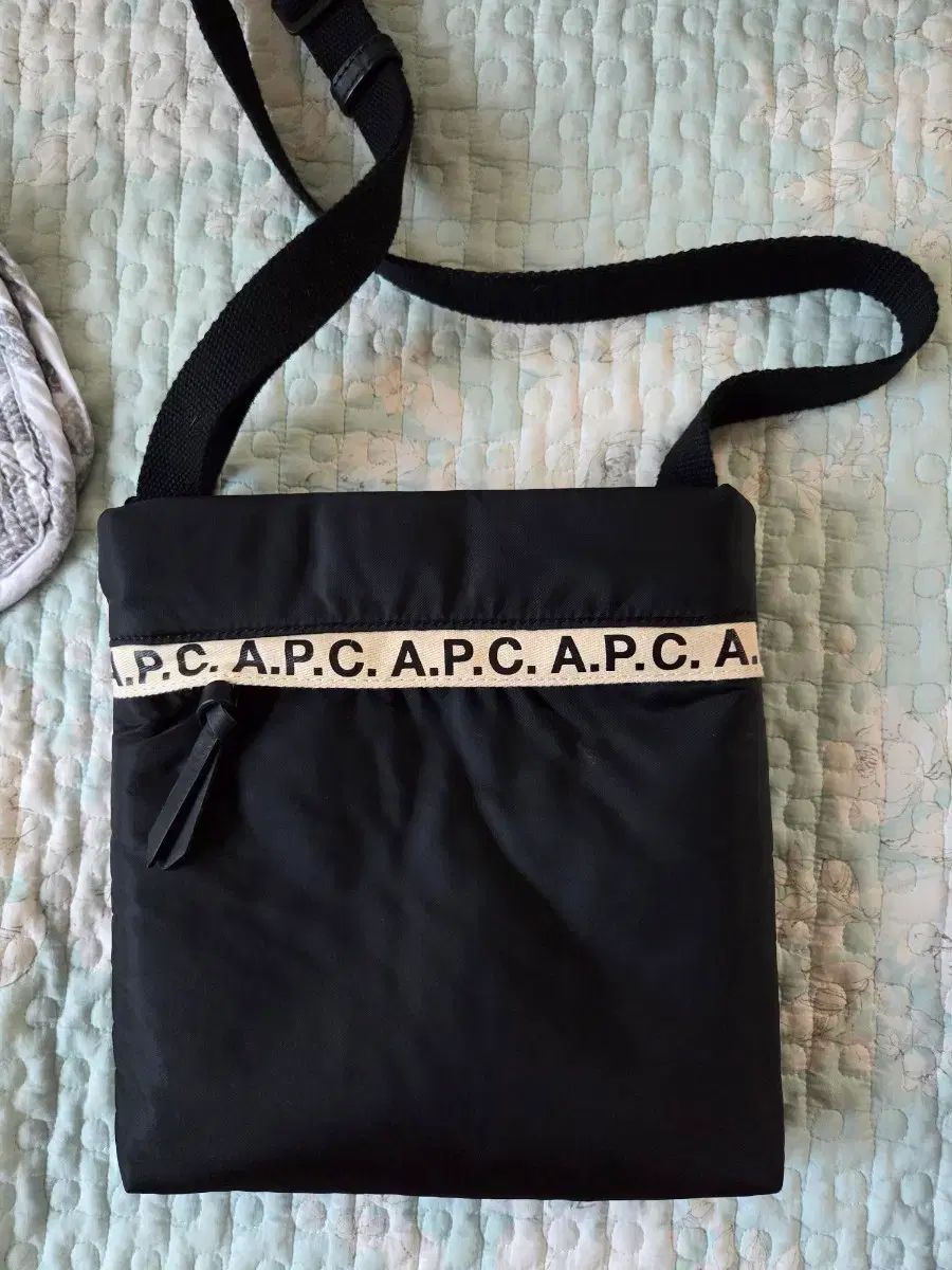 A.P.C. アーペーセー ブラック ロゴ ストラップ クロスバック