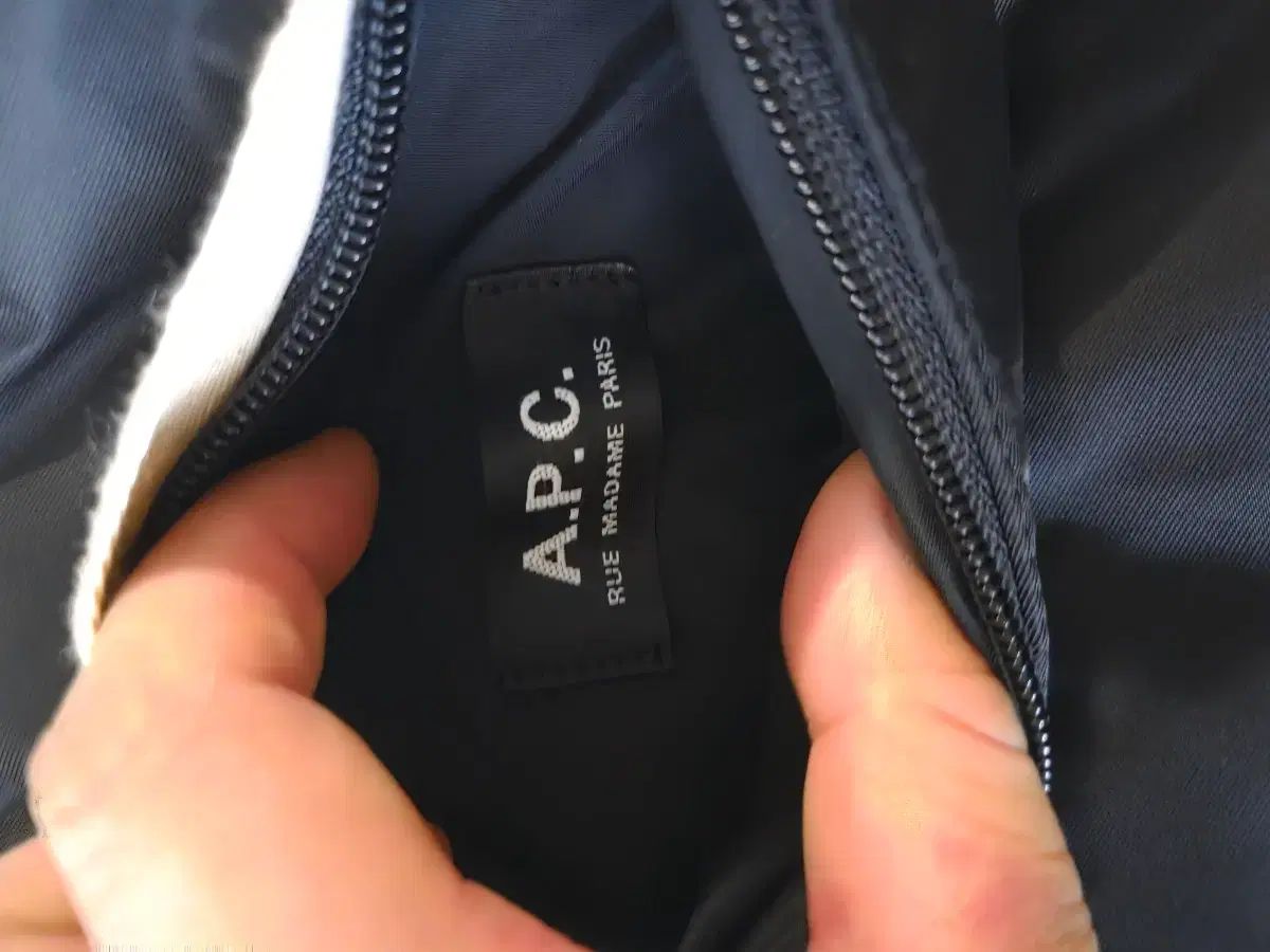 A.P.C. アーペーセー ブラック ロゴ ストラップ クロスバック