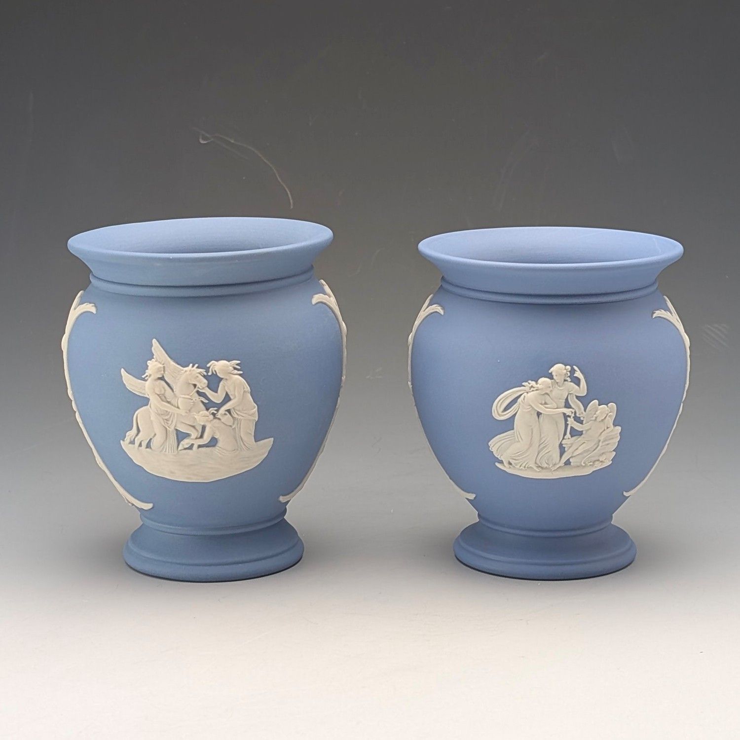 英国ヴィンテージ ウェッジウッド ジャスパーウェア製 壺形花瓶ペア