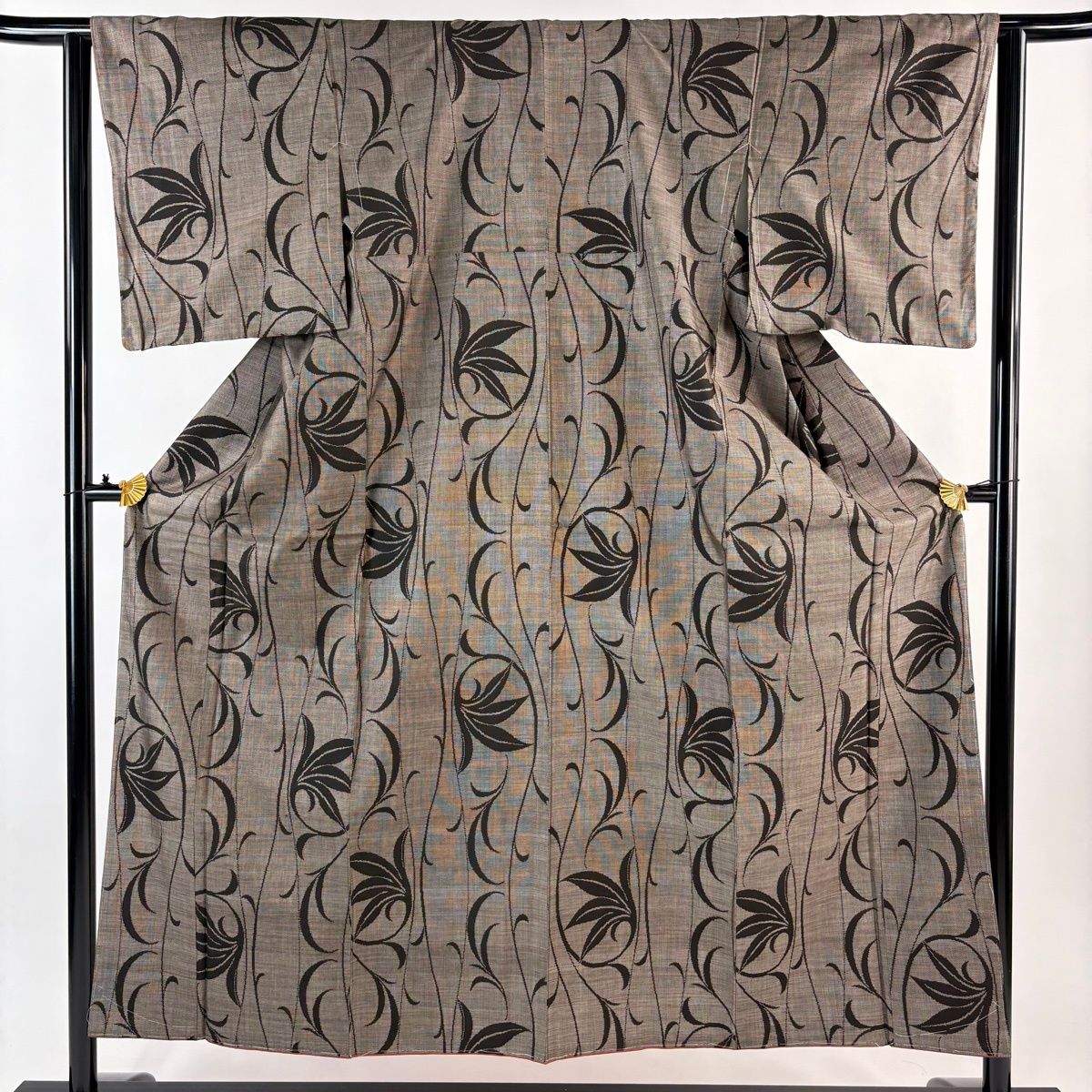 紬 身丈153 5 cm 裄丈63 S 袷 唐草 立涌 焦茶色 正絹 秀品