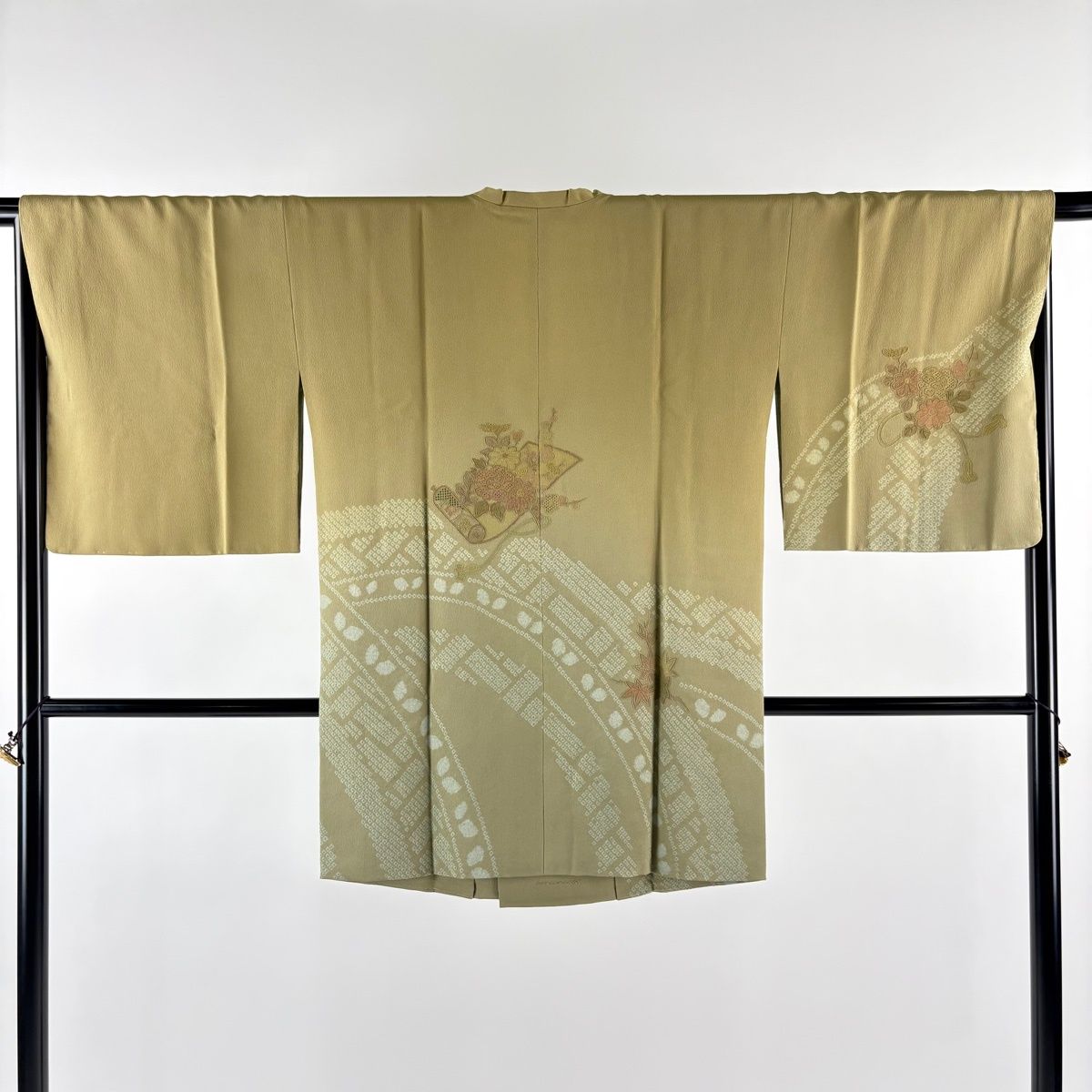 道行 身丈90 cm 裄丈66 M 和装コート 角衿 証紙 巻物 草花 汕頭刺繍 絞り 薄茶色 正絹 秀品