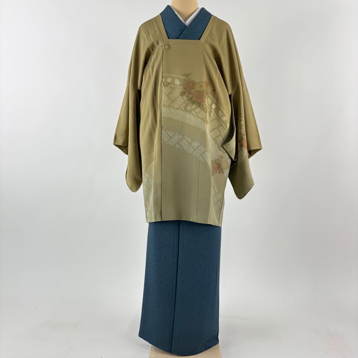 道行 身丈90 cm 裄丈66 M 和装コート 角衿 証紙 巻物 草花 汕頭刺繍 絞り 薄茶色 正絹 秀品