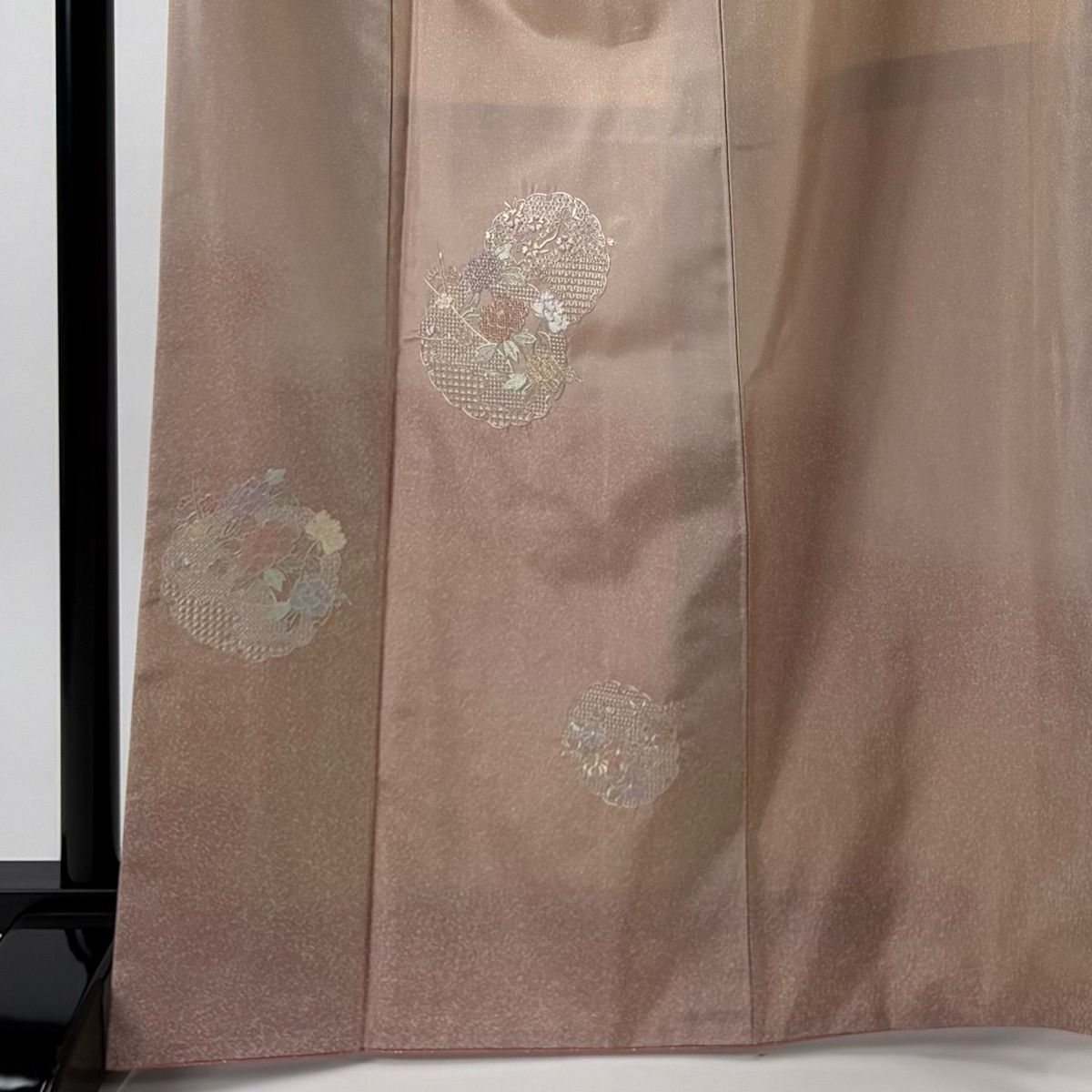 付下げ 身丈168.5 cm 裄丈67.5 L 袷 紬地 雪輪 草花 刺繍 ピンク 正絹 秀品