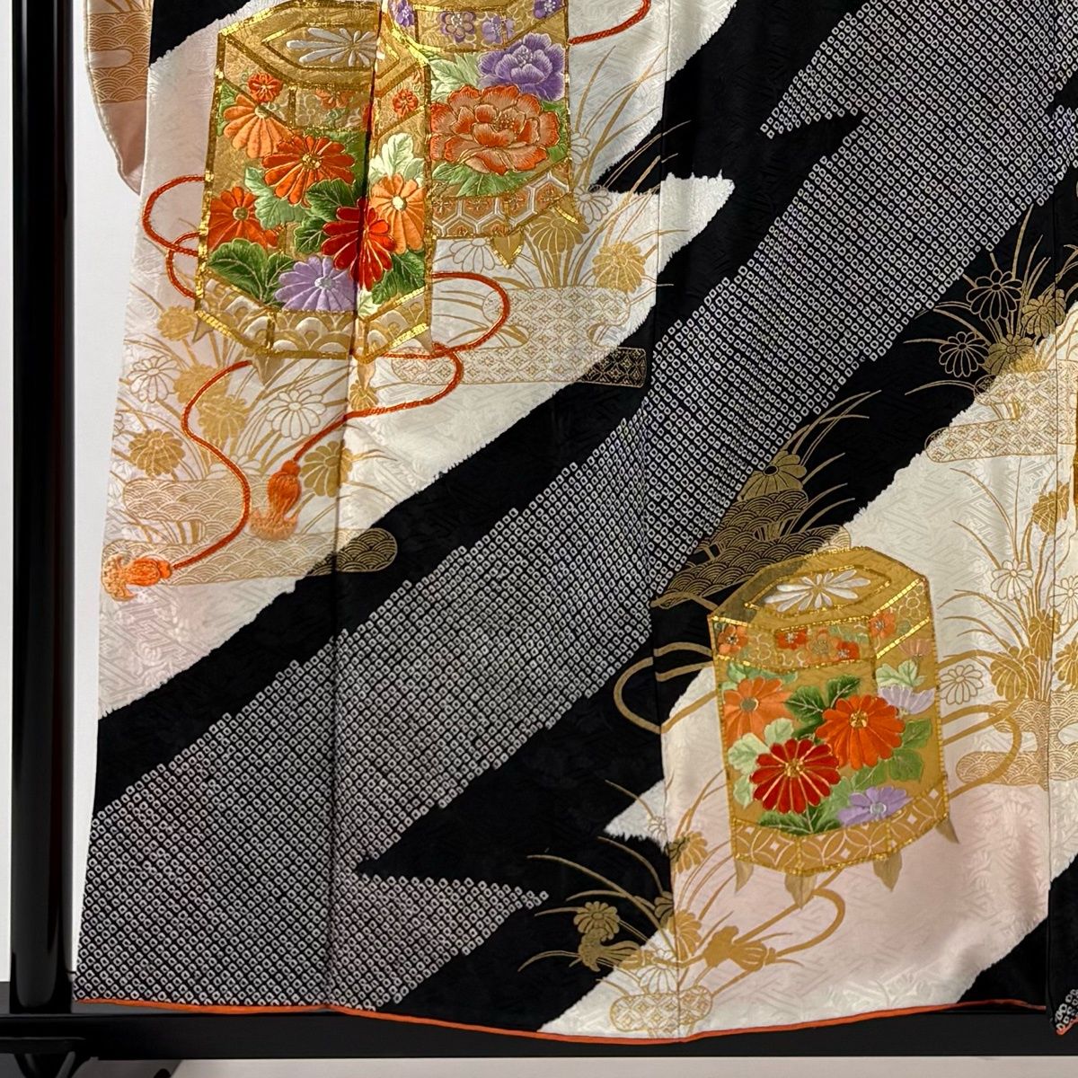 振袖 身丈156 cm 裄丈63 S 袷 貝桶 ヱ霞 刺繍 絞り 灰白 正絹 秀品