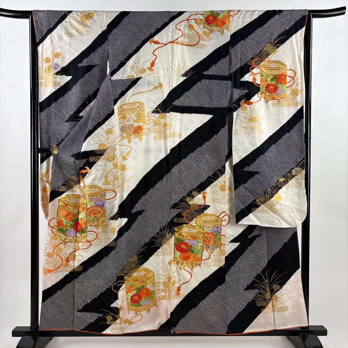 振袖 身丈156 cm 裄丈63 S 袷 貝桶 ヱ霞 刺繍 絞り 灰白 正絹 秀品