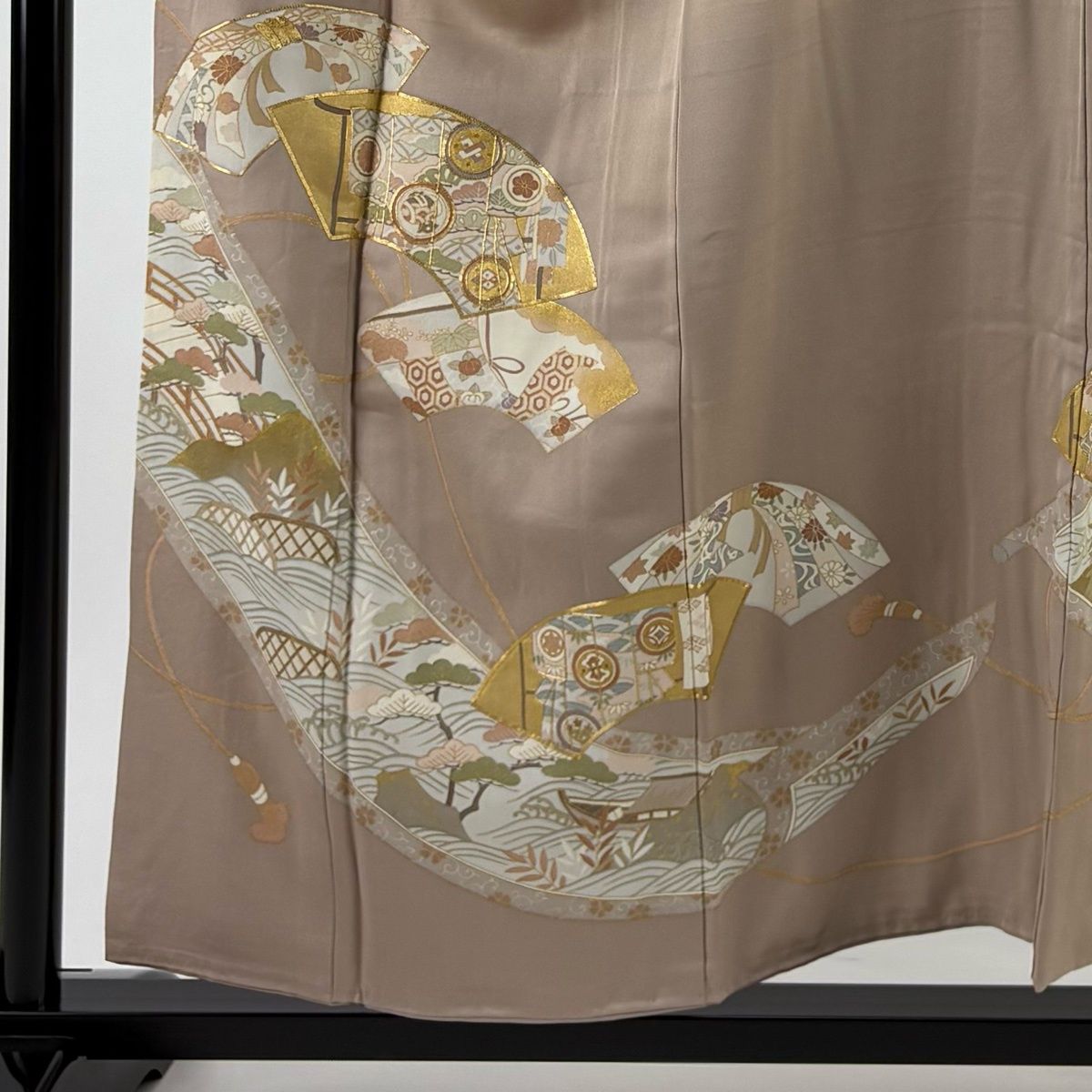 色留袖 身丈156.5 cm 裄丈63.5 S 袷 扇面 宝尽くし 金糸 金彩 ベージュ 正絹 秀品 一つ紋