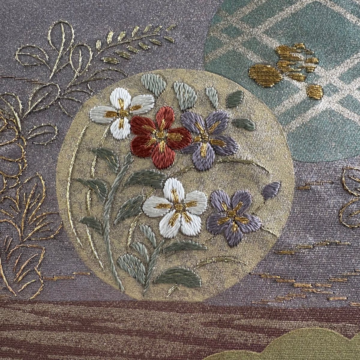 袋帯 秀品 草花 松 刺繍 金彩 灰紫 お太鼓柄 正絹