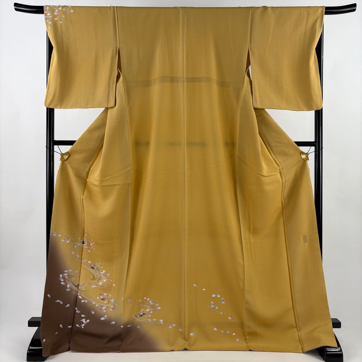 付下げ 身丈173 cm 裄丈67.5 L 袷 中村玉緒 やまと 落款 流水 花びら 金彩 ぼかし 薄黄土色 正絹 名品