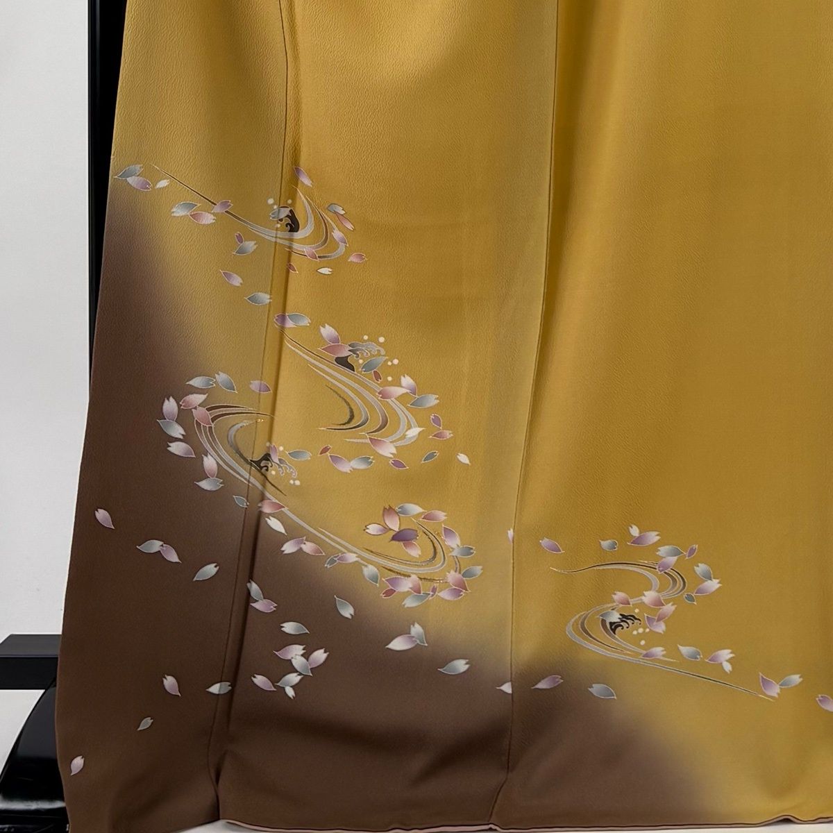付下げ 身丈173 cm 裄丈67.5 L 袷 中村玉緒 やまと 落款 流水 花びら 金彩 ぼかし 薄黄土色 正絹
