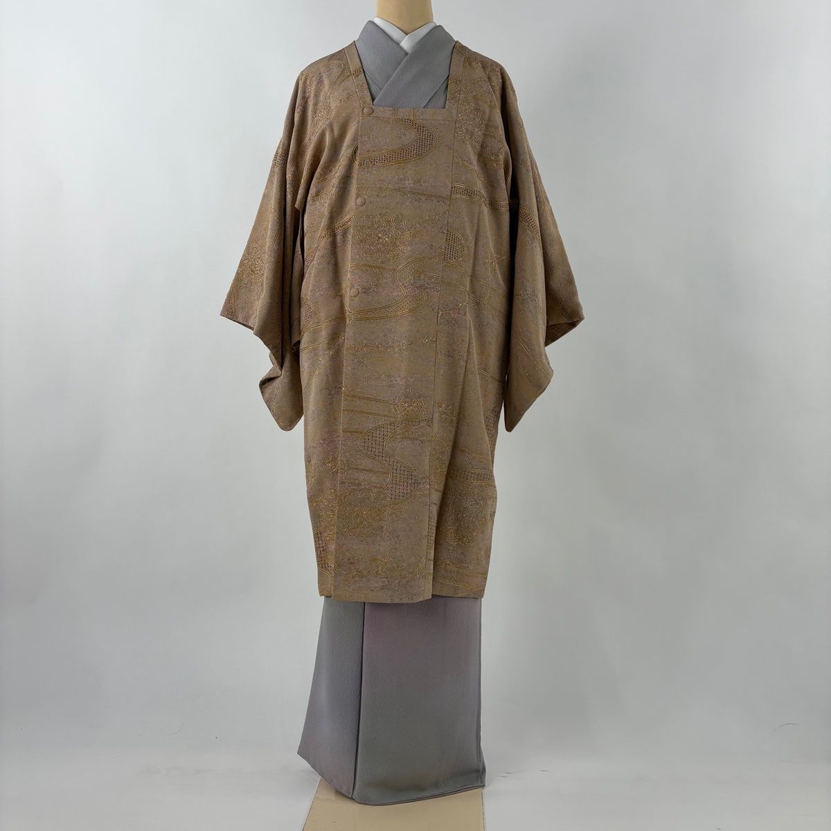 道行 身丈102.5 cm 裄丈65 M 和装コート 角衿 流水 草花 刺繍 薄茶色 正絹 名品