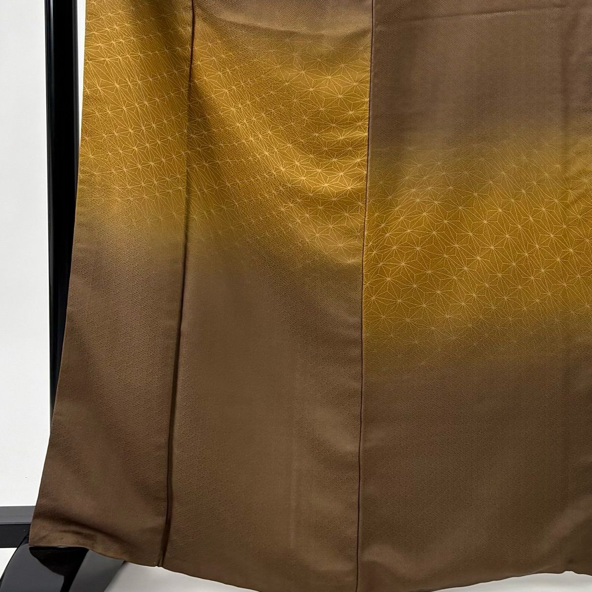 小紋 身丈166 cm 裄丈67.5 L 袷 斉藤三才 落款 変わり麻の葉 ぼかし 茶色 正絹 名品