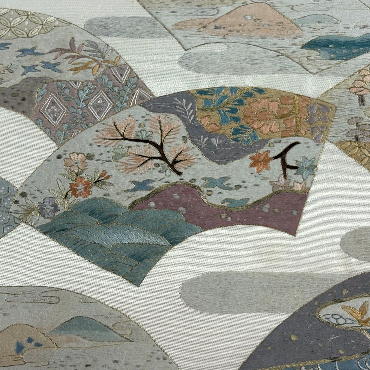 袋帯 蒋雪英 落款 鈴乃屋 扇面 草花 蘇州刺繍 金糸 クリーム お太鼓柄 正絹