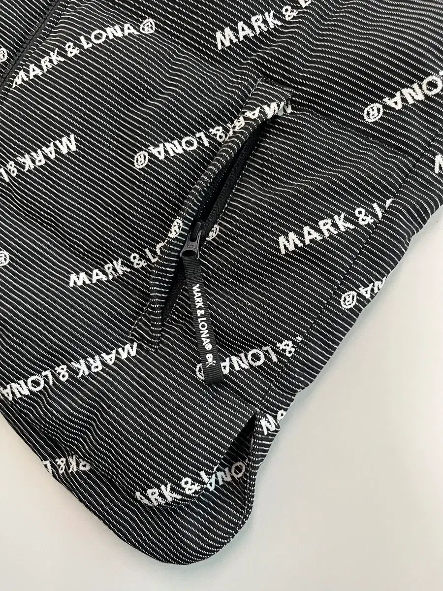 マークアンドロナ ロゴ