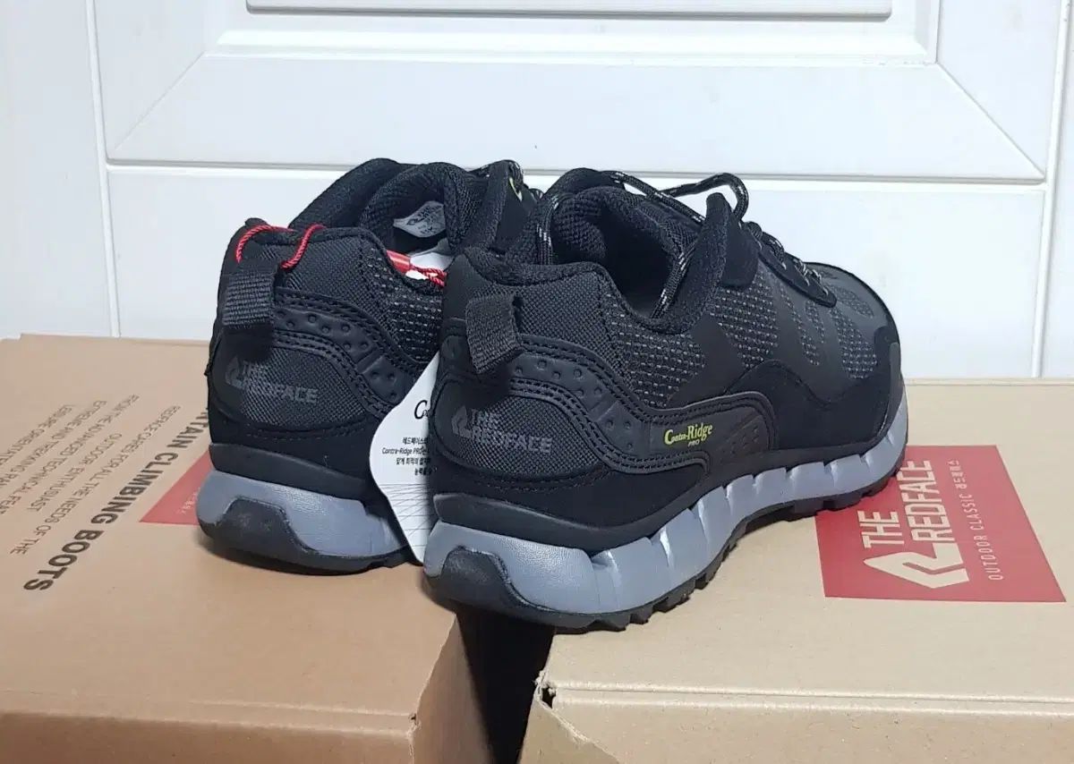 トレッキングシューズ ^