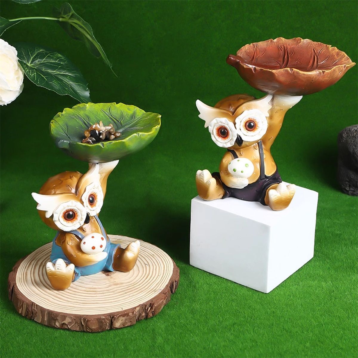バードフィーダー 小鳥 野鳥 用 給餌器 餌箱 餌台えさ置き 置物 餌入れ 鳥 ガーデンオブジェ インテリア ガーデニング ペット食器 野鳥観察 葉っぱを持ち上げているフクロウ ふくろう 緑 茶色 2種類 バード用品 樹脂 オブジェ