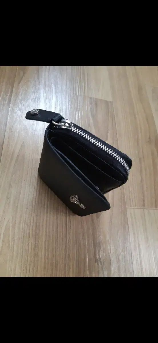 VIVIEN サフィアーノ 二つ折り財布 ジーンズ きれいめ