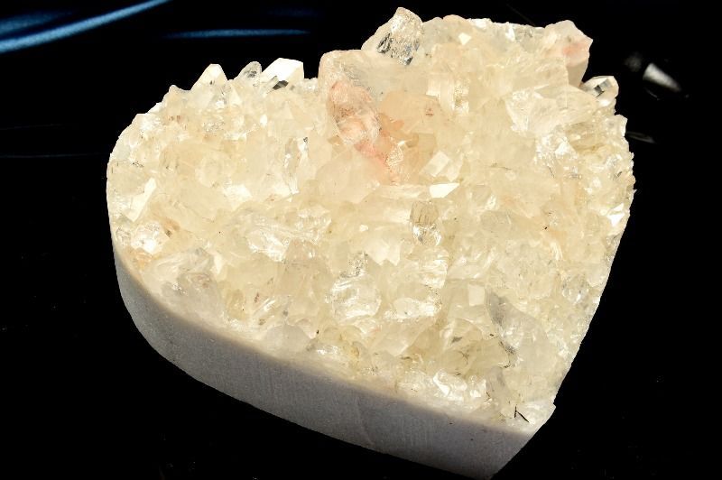 １点物 浄化や魔除けに 水晶クラスター 114 x 99 47 mm ハート 原石 パワーストーン 天然石 _CG 6910 宅急便