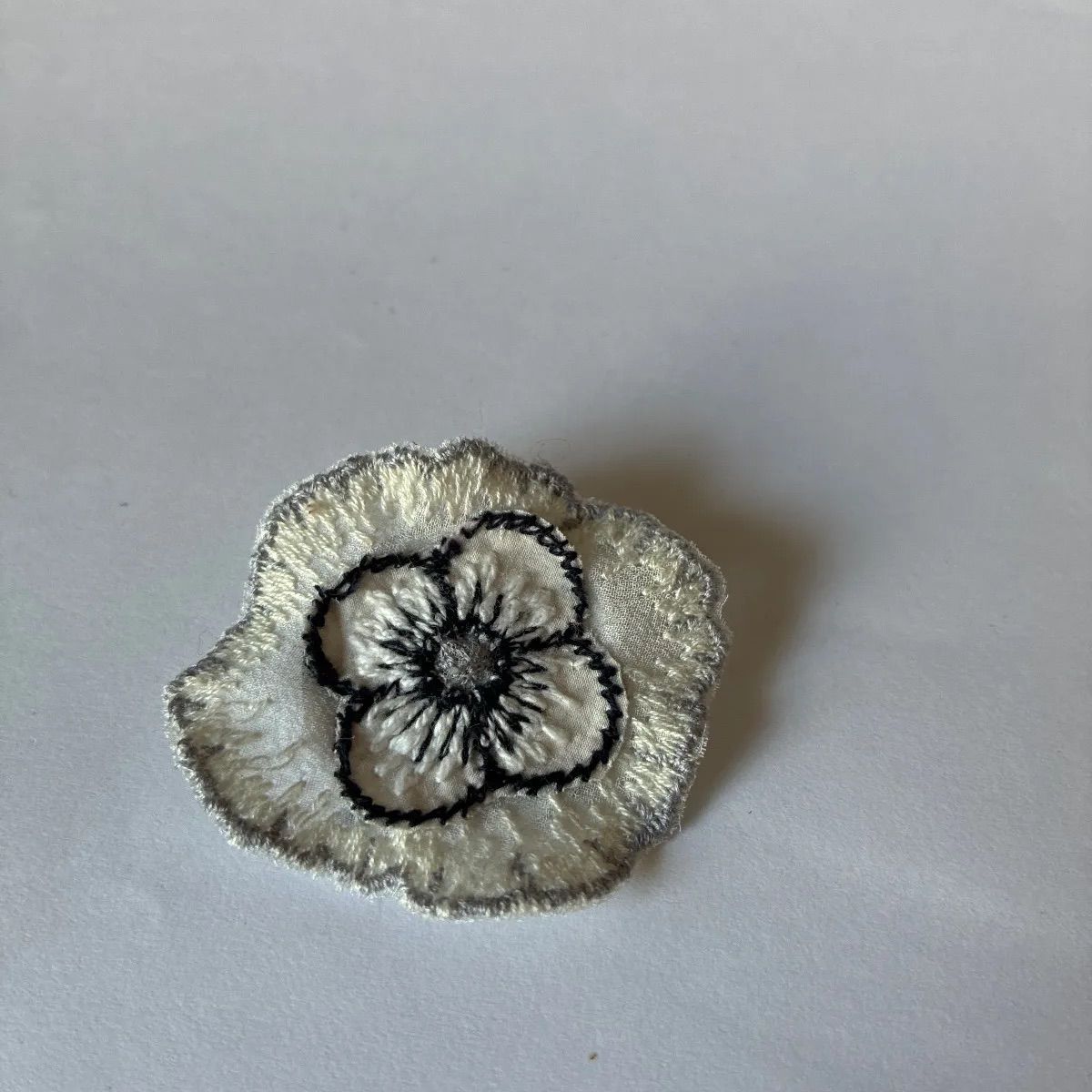 35 ミナペルホネン jelly flower刺繍生地使用 ハンドメイドブローチ