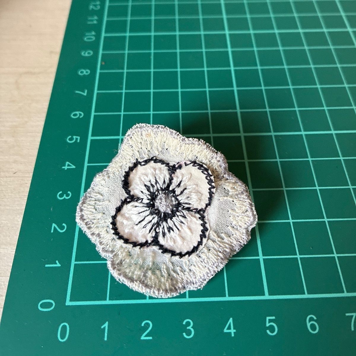 35 ミナペルホネン jelly flower刺繍生地使用 ハンドメイドブローチ