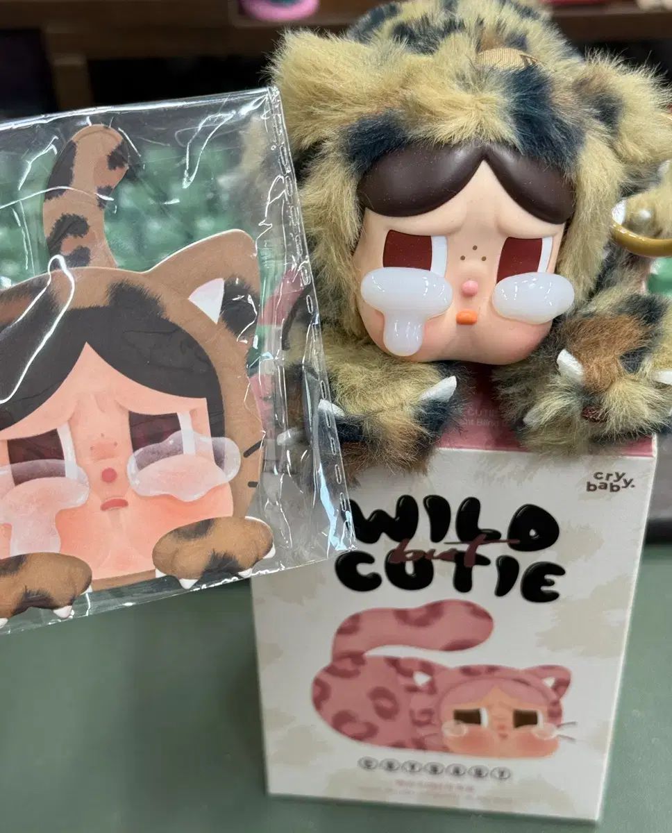 POP MART ポップマート クライベイビー 표범냥이 シークレットキーホルダー