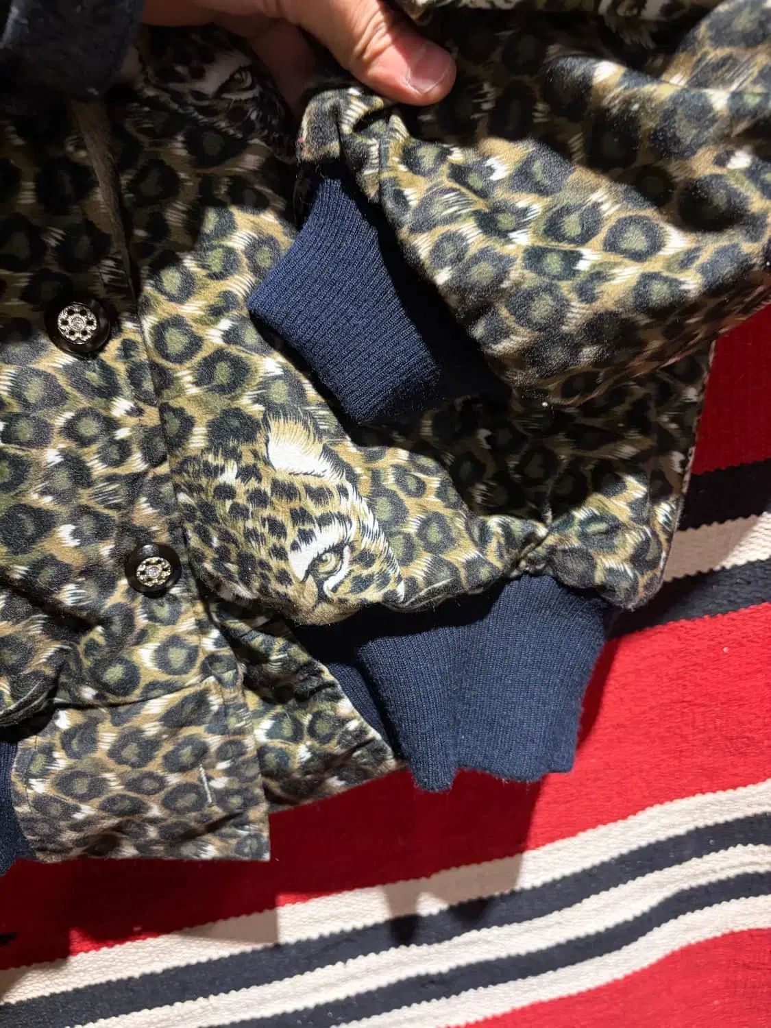 ✨美品✨X-LARGE スタジャン レオパード ヒョウ柄 キルティング 背面ロゴ ヒョウ柄キルティングジャケット 割引 / レオパード ブルゾン 美品