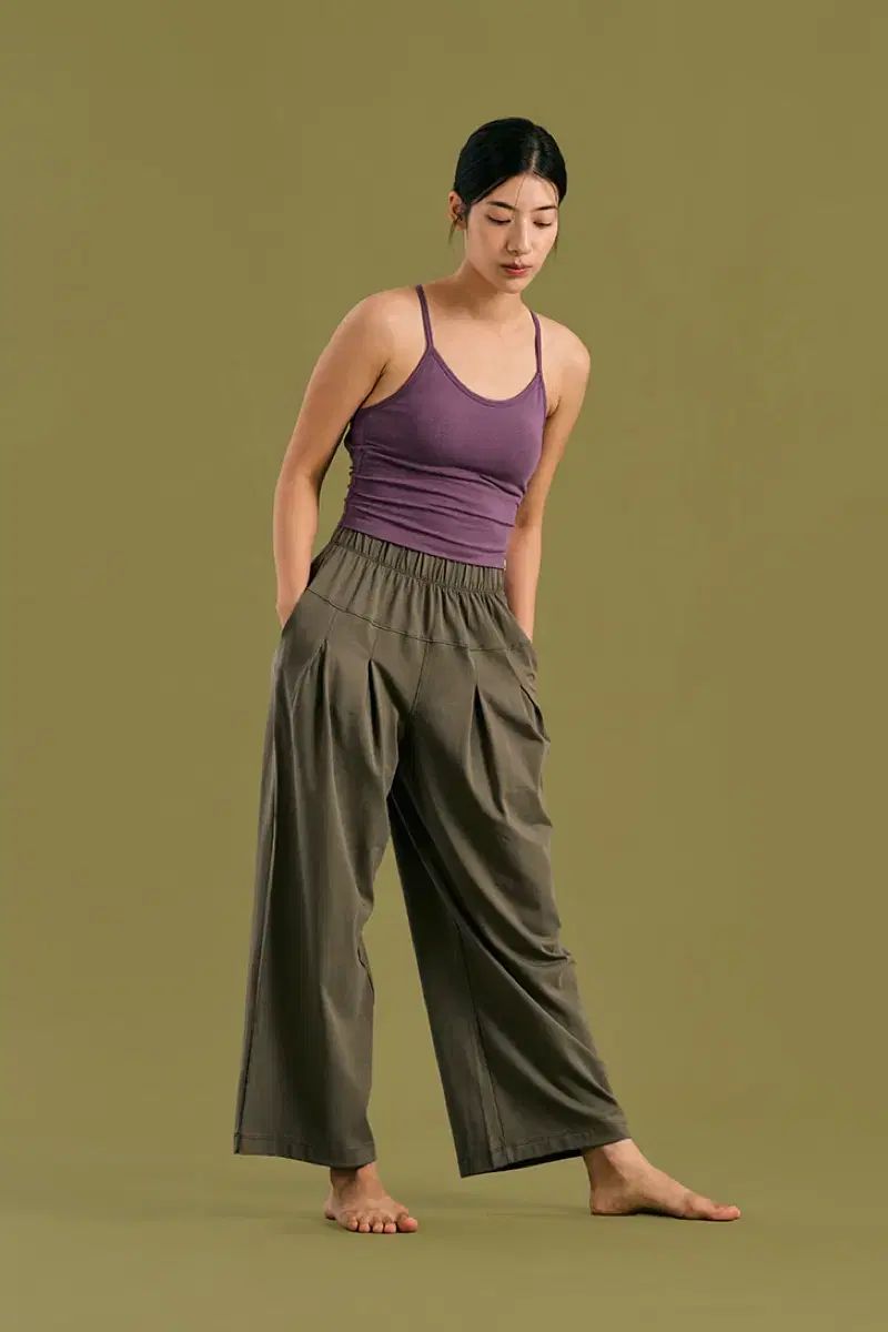 ディヤニ ピンタックパンツ S カーキ