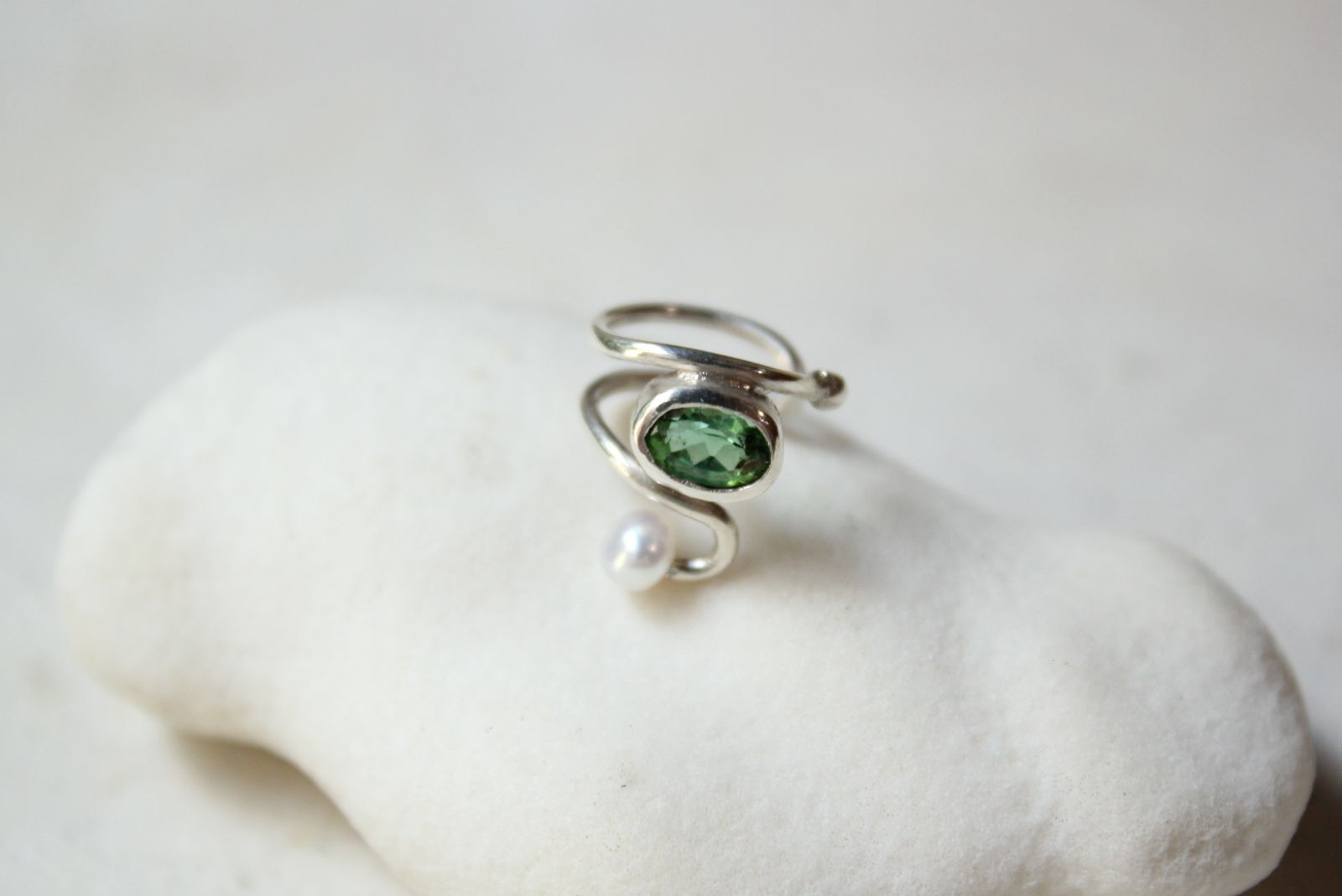 グリーントルマリンと淡水パールのイヤーカフ SV